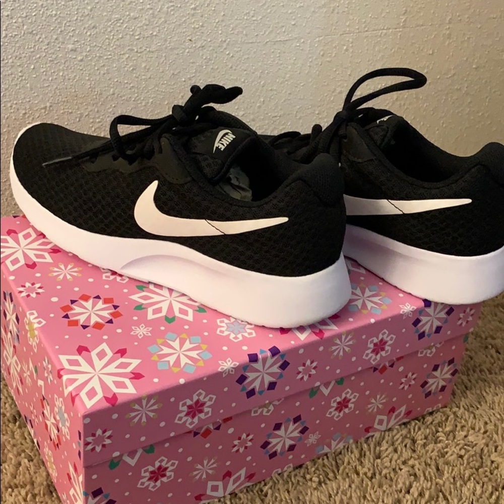 nike tanjun shoes price